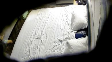 新流出酒店偷拍不输明星高颜值外围女和几个男嫖客做爱秃顶大叔干得特别卖力