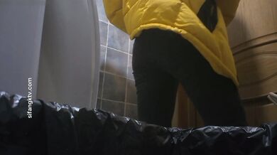 餐厅女厕全景偷拍多位美女少妇不敢坐半蹲着尿刚好把各种美鲍呈现在大家面前2